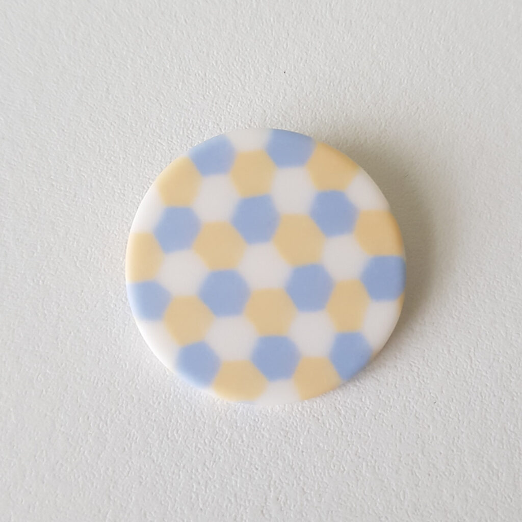 Broche écaille de tortue, bleu-jaune