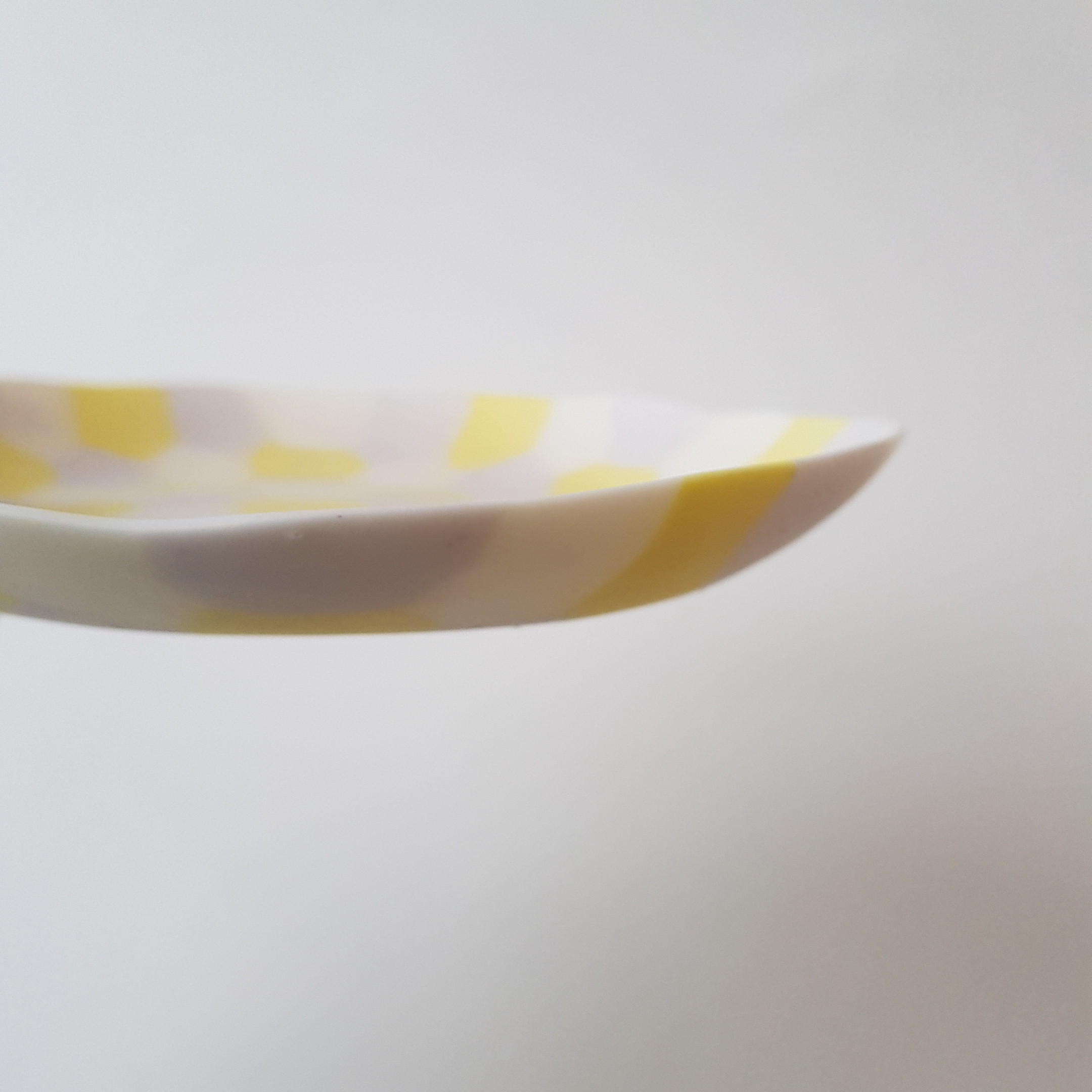 Assiette Ecaille de tortue, jaune, mauve