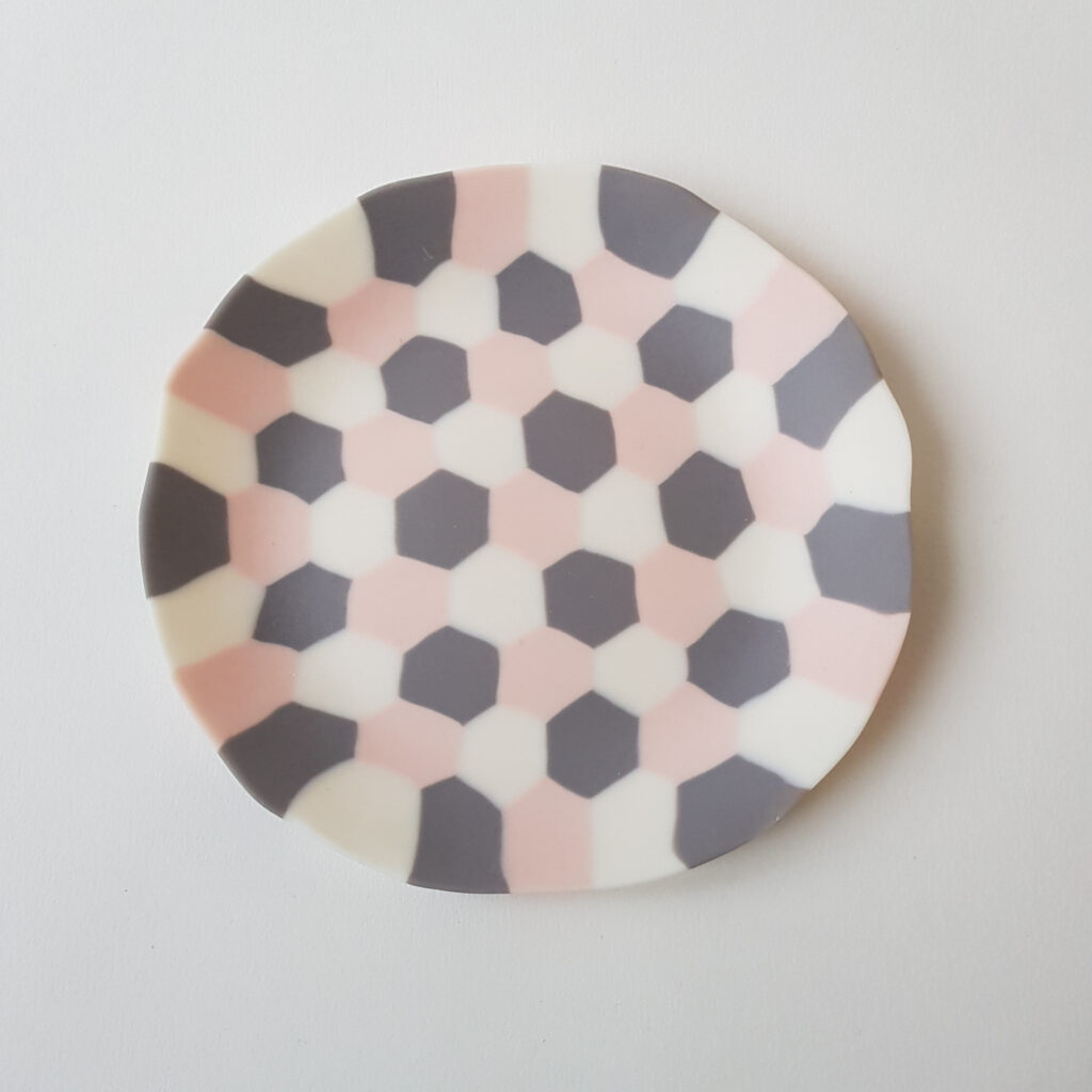 Assiette Ecaille de tortue, rose saumon, gris