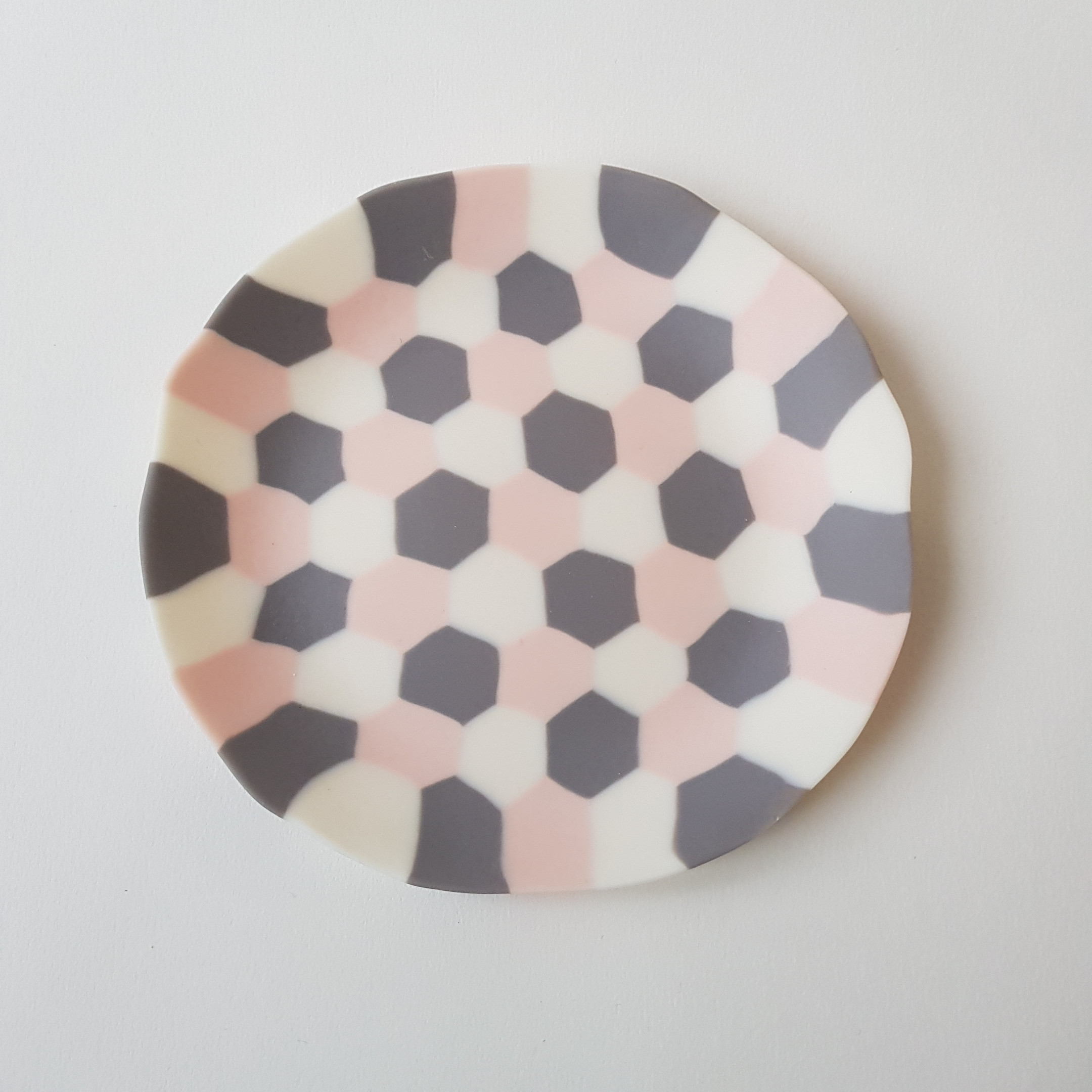 Assiette Ecaille de tortue, rose saumon, gris