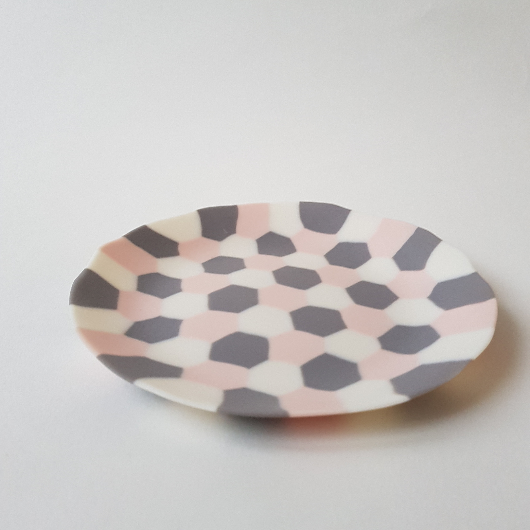 Assiette Ecaille de tortue, rose saumon, gris