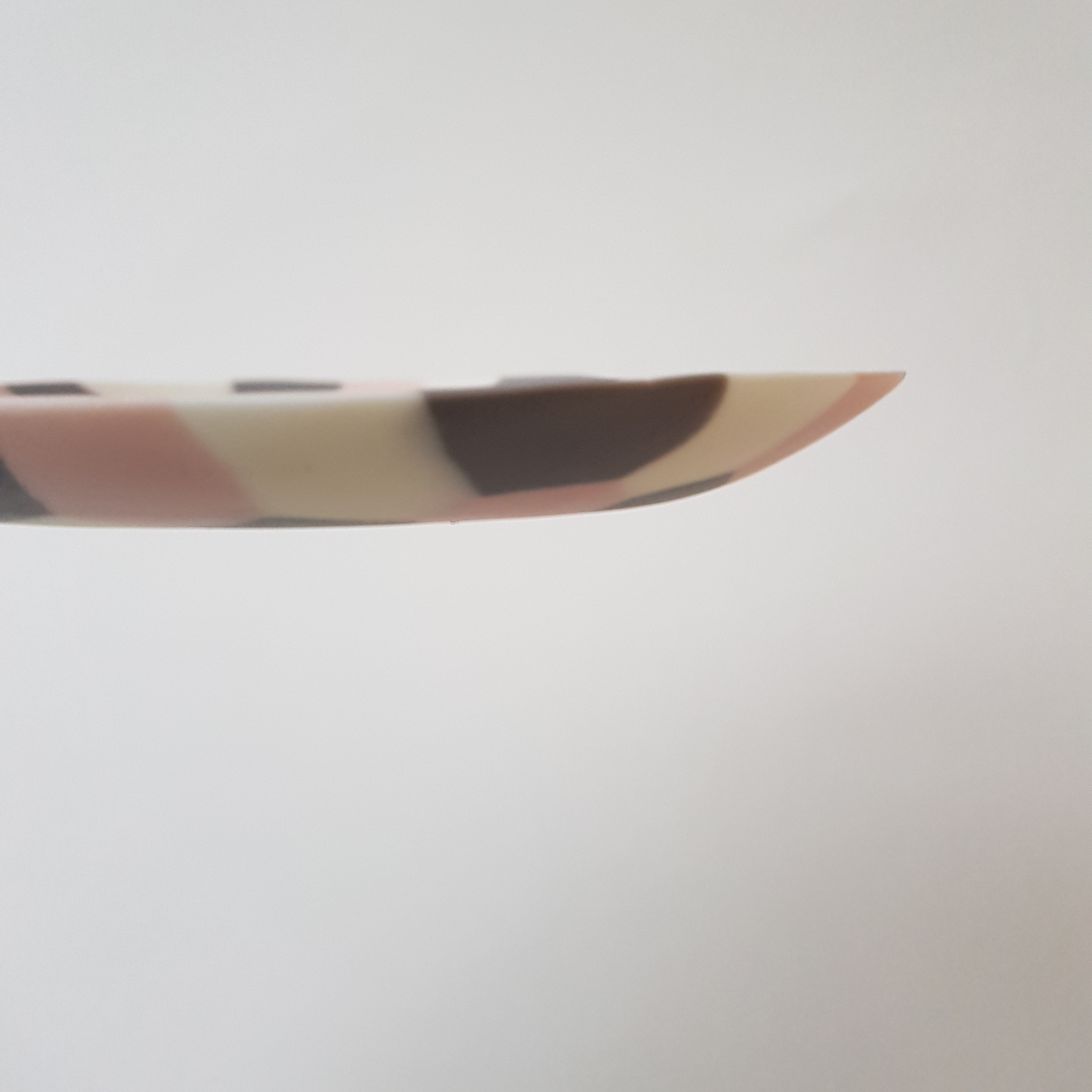 Assiette Ecaille de tortue, rose saumon, gris