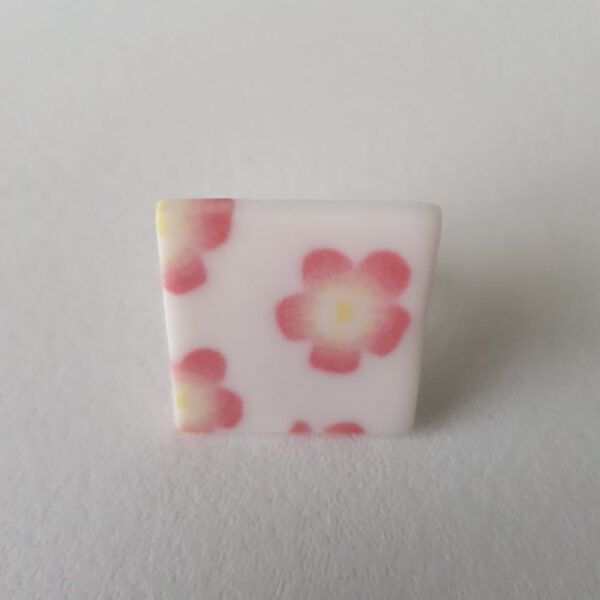 Bague carrée, Fleurs de prunier, fleur rouge au fond blanc