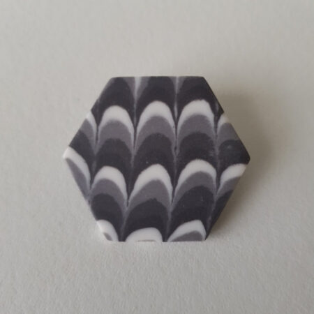 Broche hexagonale, Plume de caille, Noir A