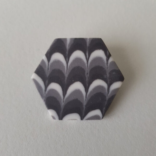 Broche hexagonale, Plume de caille, Noir A