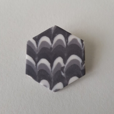 Broche hexagonale, Plume de caille, Noir B